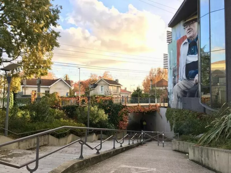 Balade Urbaine à Pessac : Rythmes de la Ville et Murmures de la Nature