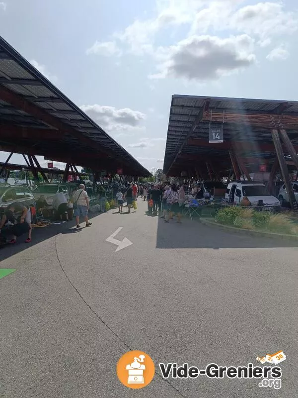 Brocante-Vide-Greniers Parking Auchan