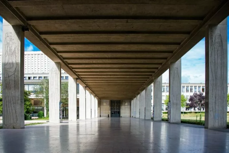 Visite Guidée de l'Université de Caen Normandie pour Découvrir les Richesses de Son Patrimoine 