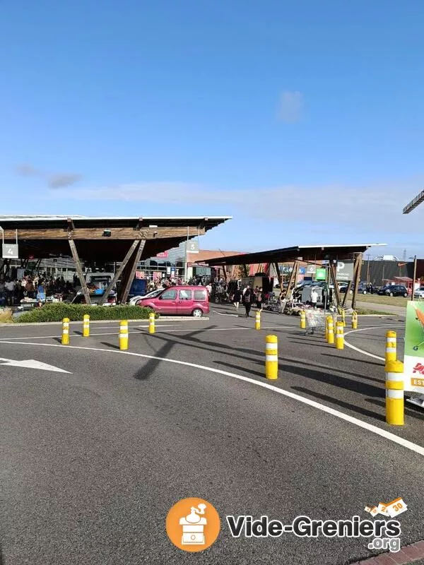 Brocante Vide-Grenier Braderie Parking Nouvellement Auchan