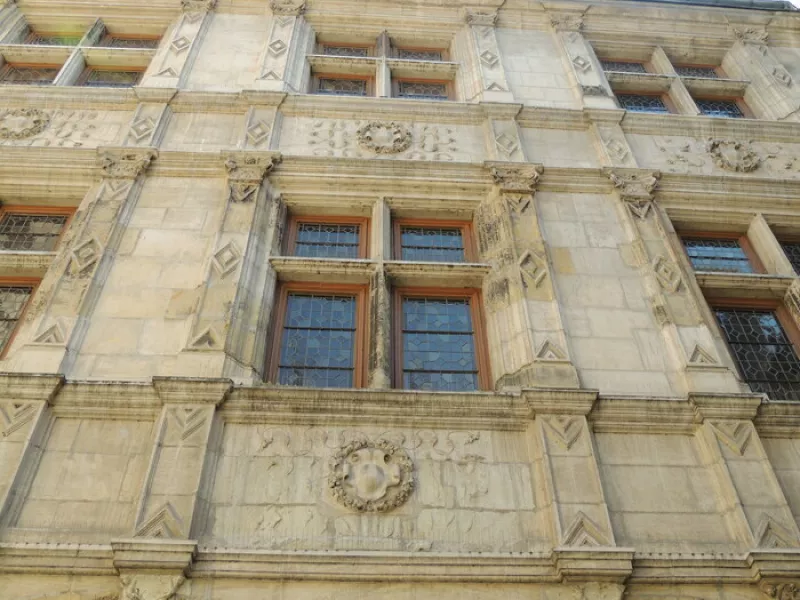 Descendez dans la Cave de L’hôtel avec un Archéologue