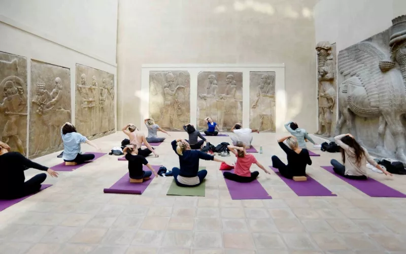 Cours de Yoga Face Aux Collections du Louvre