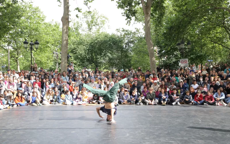 Break Dance : Battle Exhibition In The 10Th Arrondissement