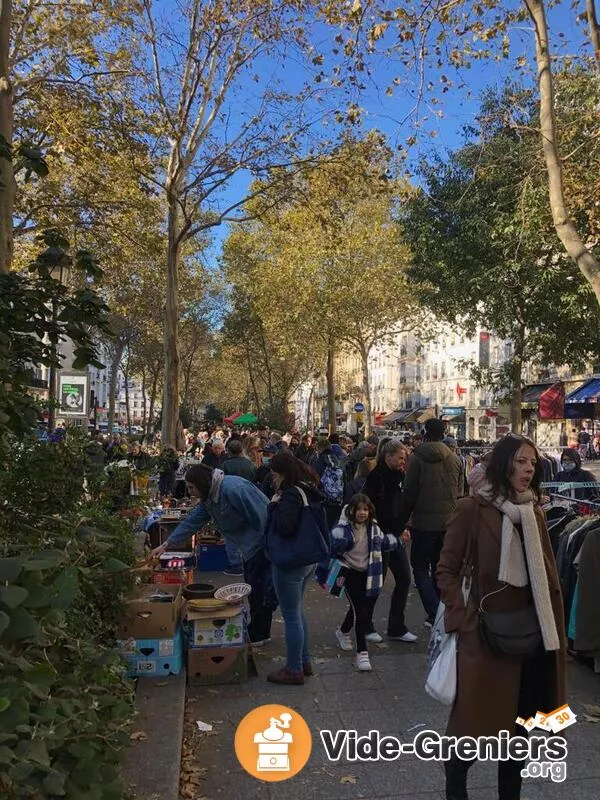 Paris 9Ème (Vide Greniers) Boulevard de Rochechouart