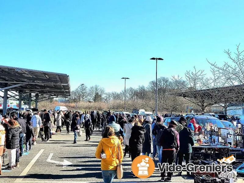 Brocante Vide-Grenier Braderie Parking Nouvellement Auchan