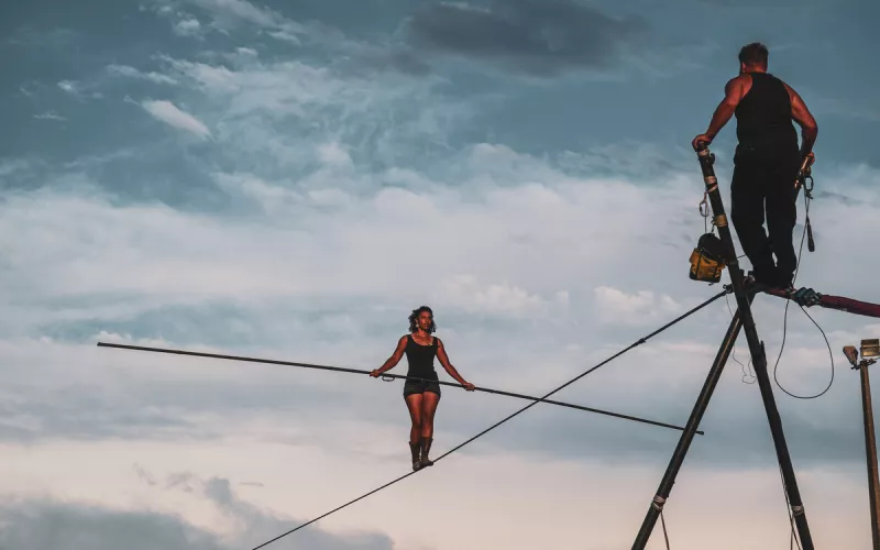 «Soka Tira Osoa»/Cie Basinga, un Spectacle Funambule et Musical à Voir au Parc de Choisy