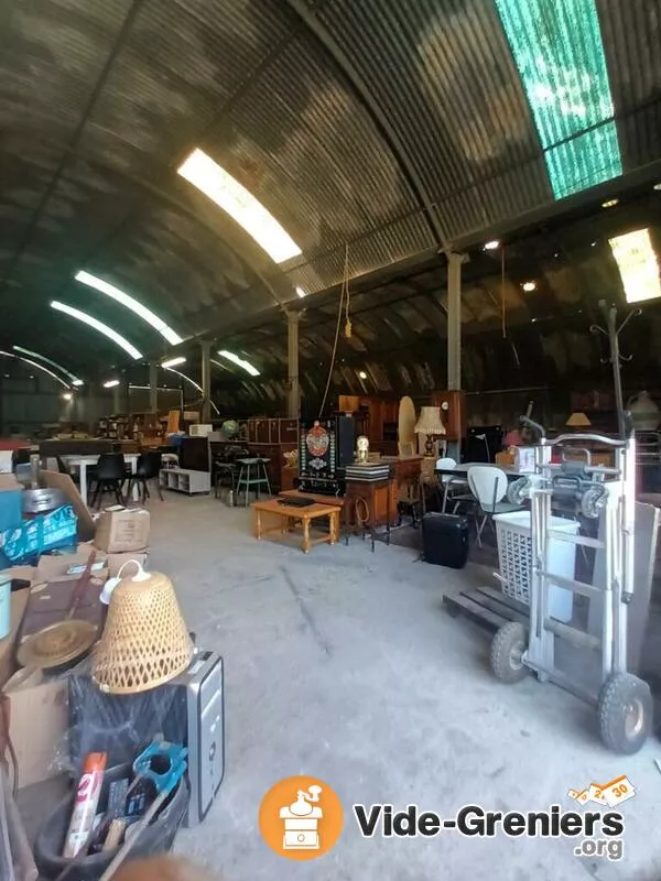 Vide Grenier le Hangar Senas Route de Mallemort