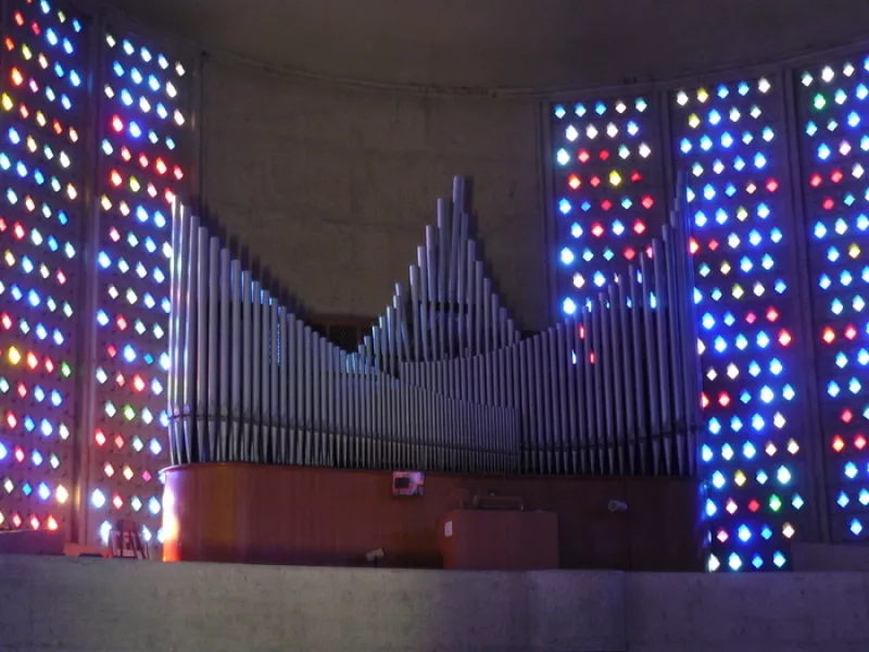 Levez les Yeux  Découverte d'un Géant Inconnu : un Orgue et Son Église