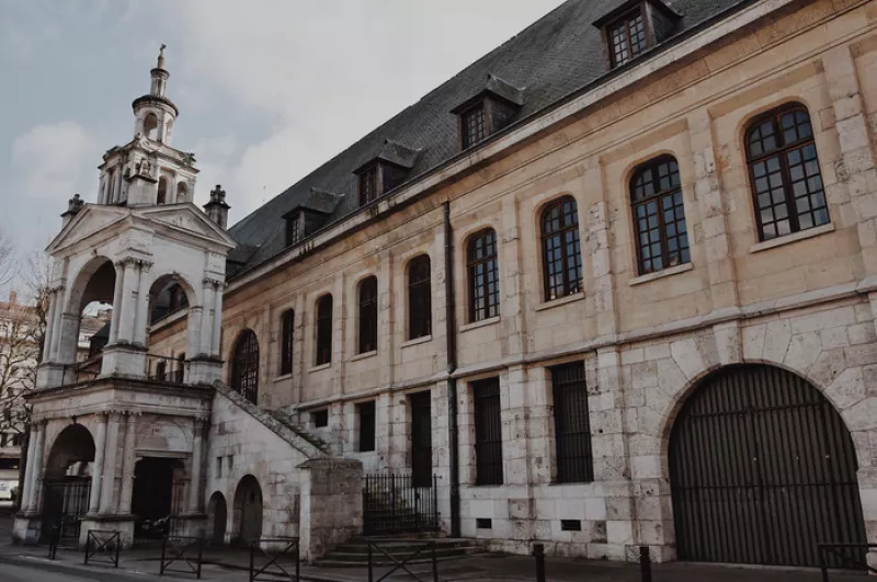 La Halle Aux Toiles/Conférence