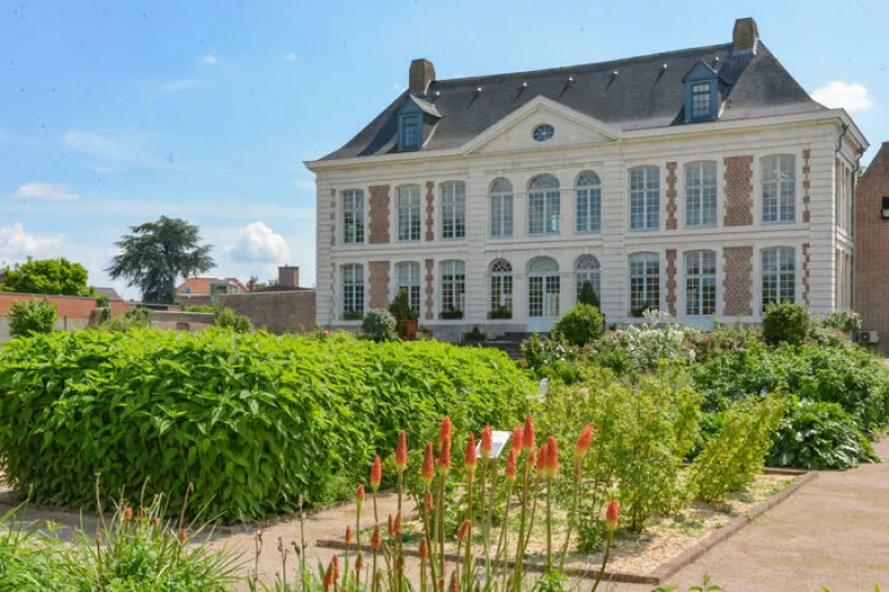 Visite Guidée de la Villa Gabrielle et de Ses Jardins de Style Monastique