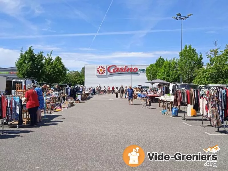 Vide Grenier, Marché Aux Puces, Brocante, Vente au Déballage