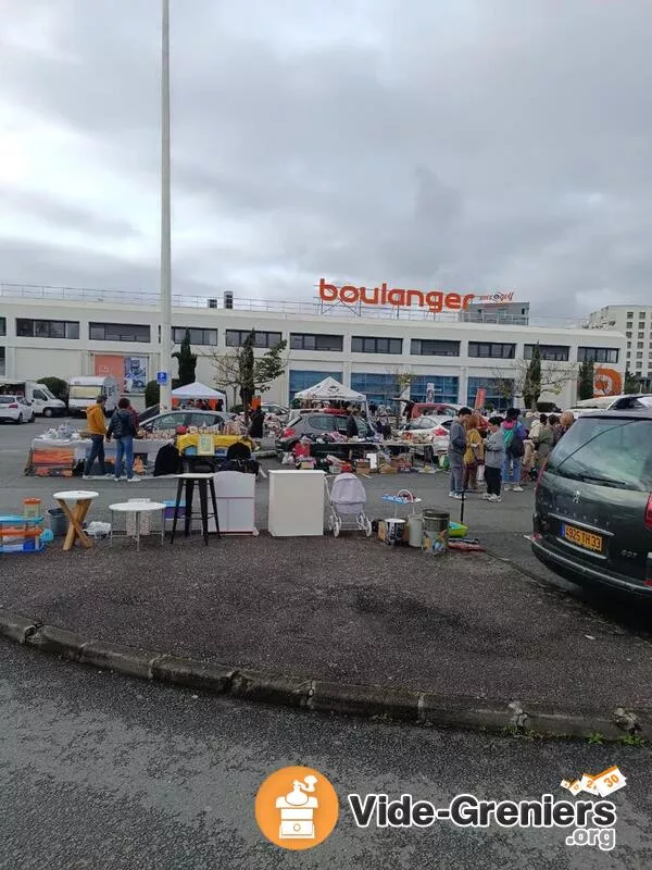 Brocante-Vide-Greniers Parking Auchan