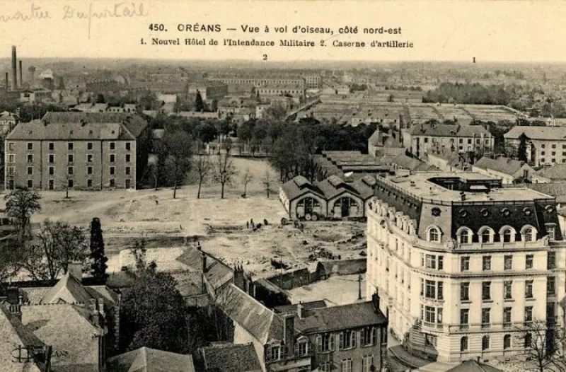 Le Quartier des Champs-Elysees : de la Caserne au Quartier Résidentiel