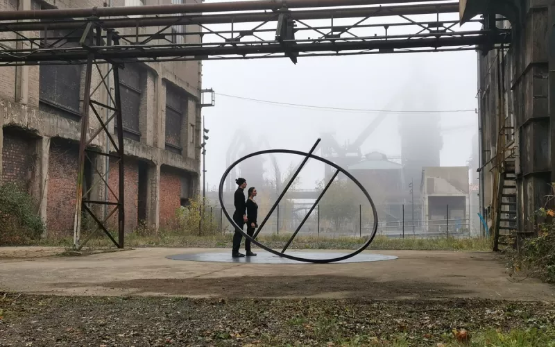 «Inertie» , une Sculpture Mobile Habitée au Parc de Choisy