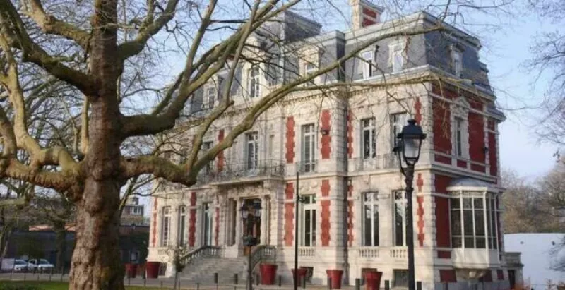 L'hôtel de Ville de Croix et Son Kiosque