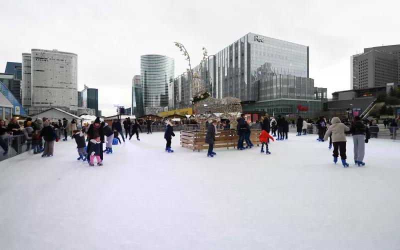 Une Patinoire de Glace à la Défense