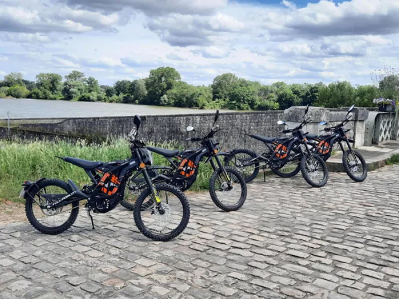 Balade en Motos Électriques en Bords de Loire et Centre-Ville