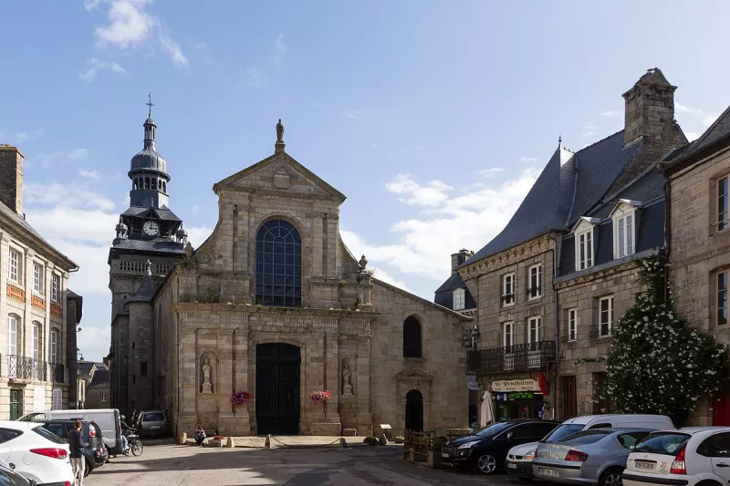 Eglise St Mathurin-Vitrail St Yves